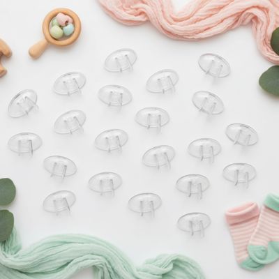Cache pour prise sol jouet bois chaussette bébé tissus rose vert menthe