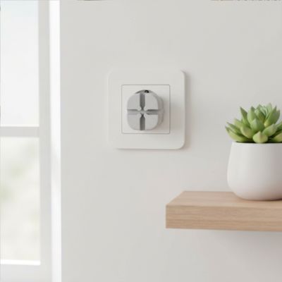 Cache prise bebe gris tablette bois plante verte