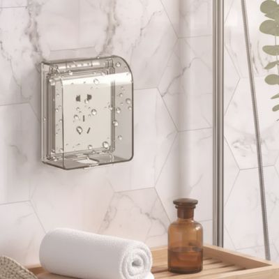 Cache prise bébé noir mur douche céramique gouttelettes eau serviette parfumerie