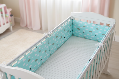 Tour de lit bebe nuages dans chambre élégante pastel