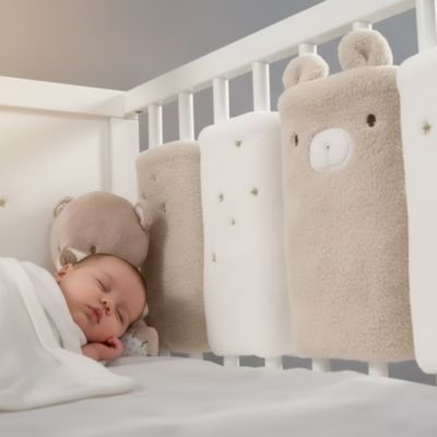 Tour de lit pour bebe jeune bebe dort paisiblement