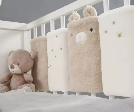 Tour de lit pour bebe vue de pres ours en peluche