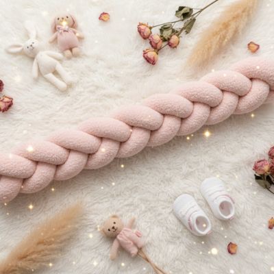 Tour de lit tresse rose sol fleurs séchées peluches déco