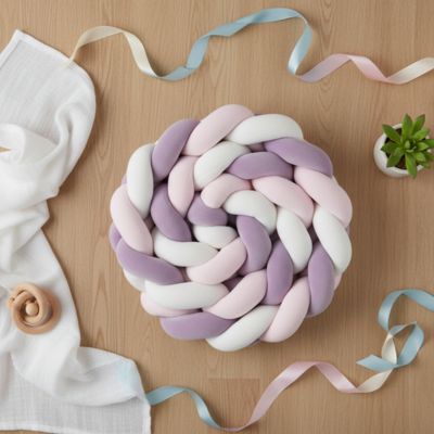 Tresse de lit bébé rose mauve blanc sol déco