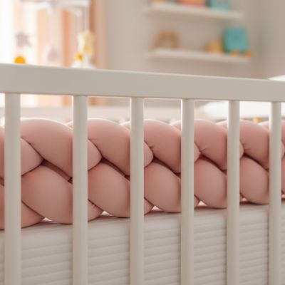 Tresse de lit bébé rose vue de pres