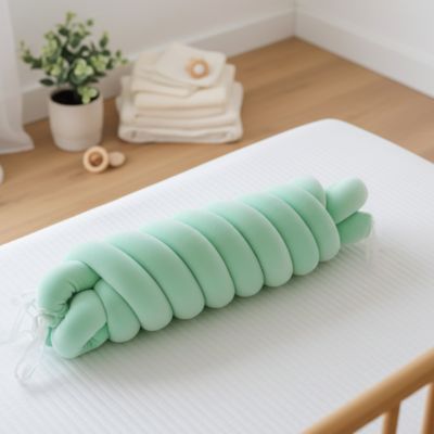 Tresse de lit bébé vert menthe déposé sur le lit