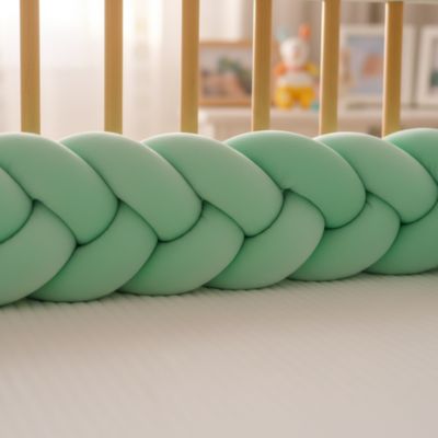 Tresse de lit bébé vert menthe vue de pres