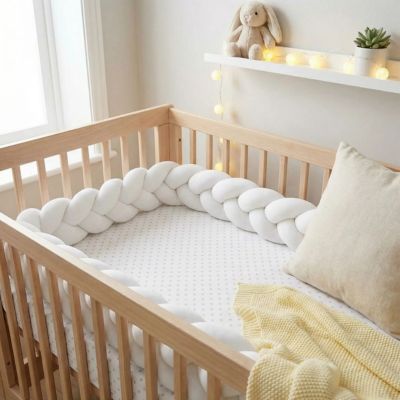 Tresse de lit blanche chambre enfant coussin couverture jaune