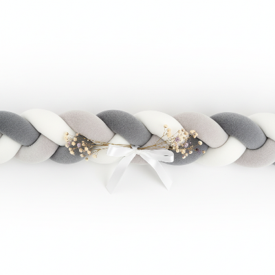 Tresse de lit gris blanc sur fond blanc et deco légère