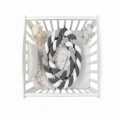 Tresse de lit grise et blanche avec décorations literie