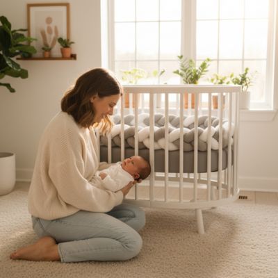 bébé bras maman face face côté lit blanc tour de lit tresse