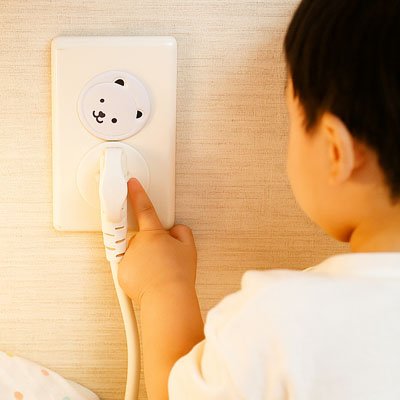 cache prise petit ourson enfant touche du doigt fil recharge 