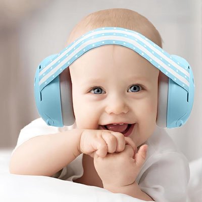 Joyeux bébé avec Casque anti bruit bébé