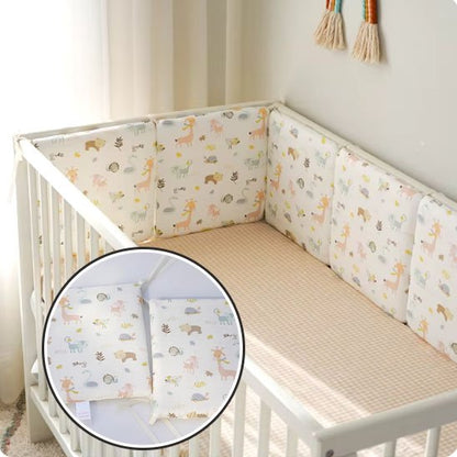 Tour de lit bébé attache gros plan